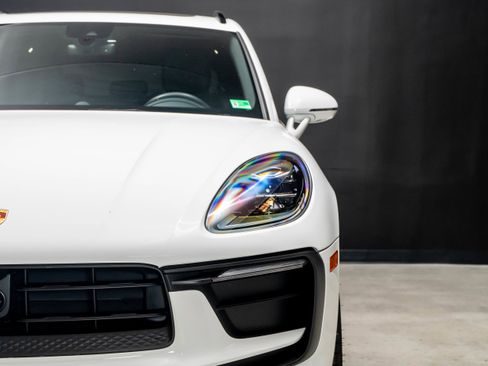 Certified 2026 Porsche Macan AWD/4WD image 11