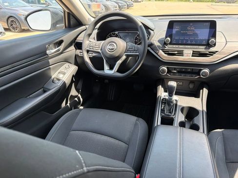 Used 2025 Nissan Altima 2.5 SV FWD image 21
