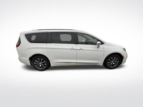 Used 2024 Chrysler Pacifica Pinnacle image 8