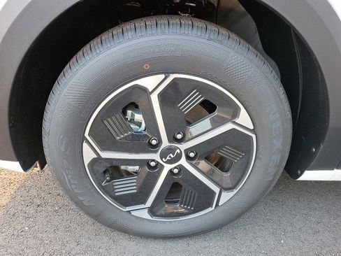 New 2025 Kia Niro EX image 4