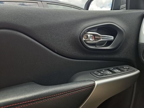 Used 2018 Jeep Cherokee Trailhawk w/ Cold Weather Group AWD/4WD image 19