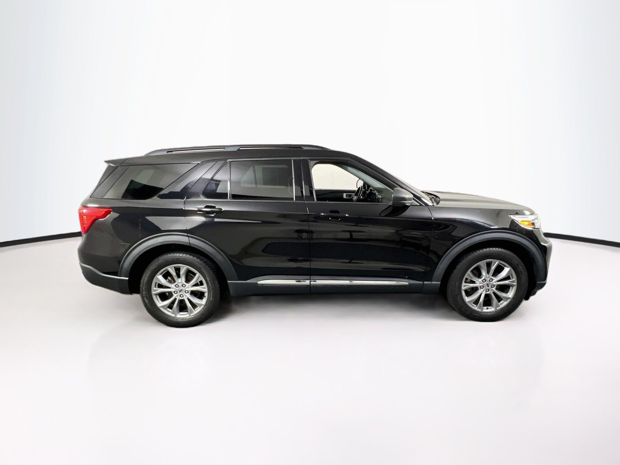 Used 2020 Ford Explorer XLT w/ Equipment Group 202A AWD/4WD image 4