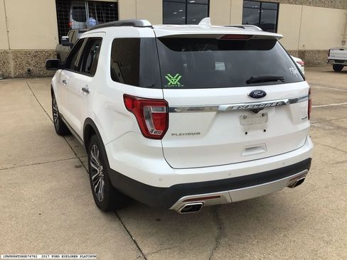 Used 2017 Ford Explorer Platinum image 3