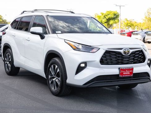 Certified 2025 Toyota Highlander XLE FWD image 3