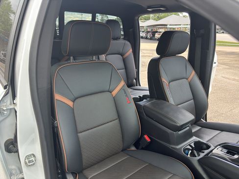 New 2025 GMC Canyon AT4 w/ LPO, Off Road Lift Package AWD/4WD image 16