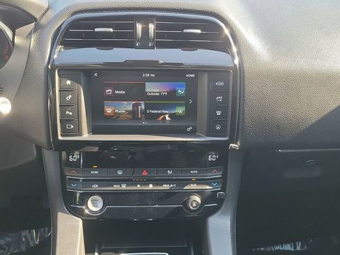 Used 2018 Jaguar F-PACE Premium image 21