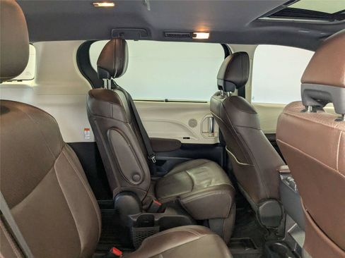 Certified 2022 Toyota Sienna Platinum FWD image 30