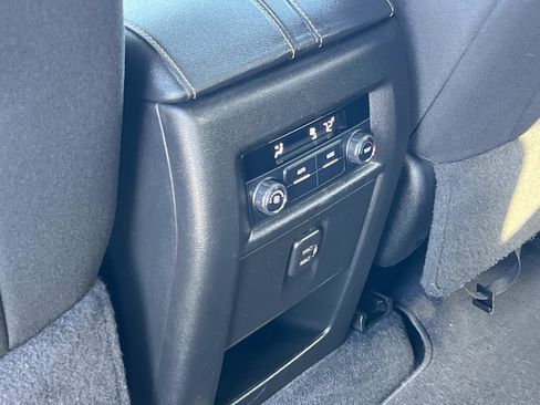 Used 2021 Chevrolet Traverse LT image 21