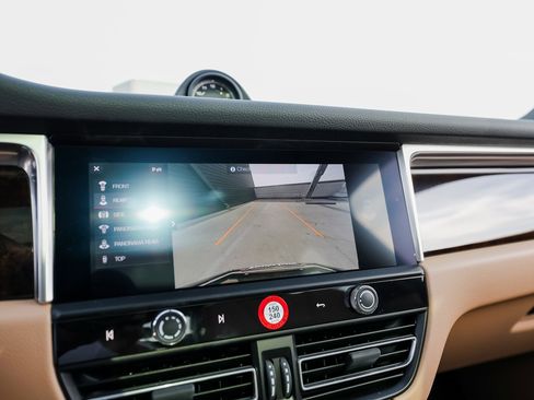 Used 2025 Porsche Macan image 19