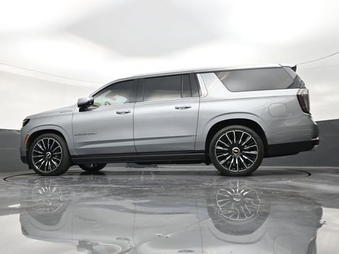 Used 2025 Chevrolet Suburban High Country AWD/4WD image 21