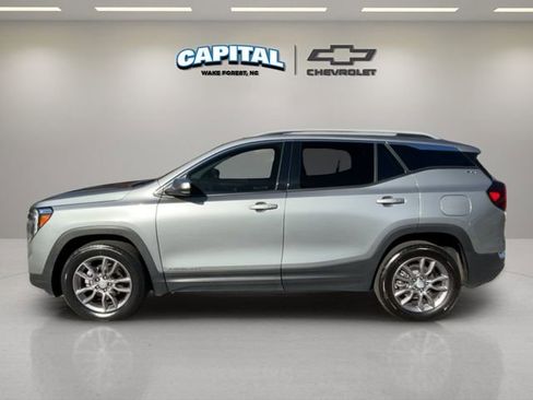 Used 2023 GMC Terrain SLT image 2