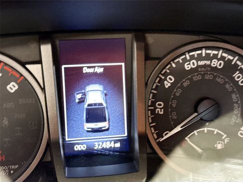 Used 2022 Toyota Tacoma TRD Sport AWD/4WD image 3