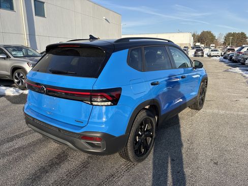 Certified 2025 Volkswagen Taos SE image 4