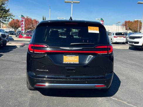 Certified 2024 Chrysler Pacifica Touring-L image 5