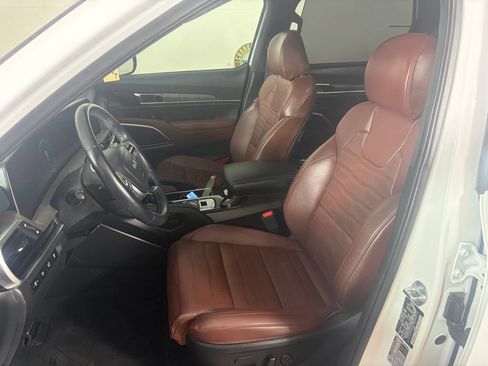 Used 2024 Kia Telluride AWD image 11