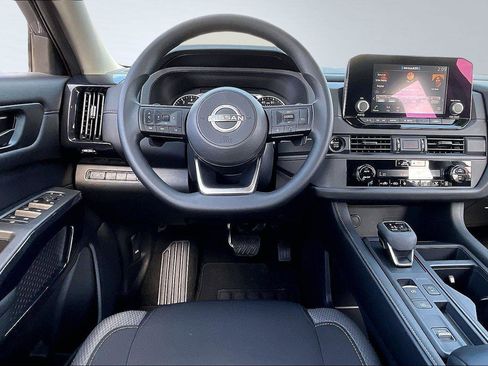 Used 2025 Nissan Pathfinder S image 6