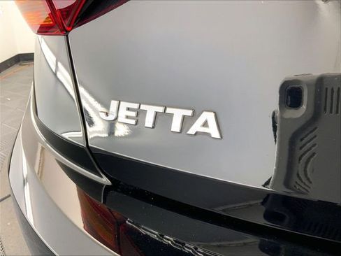 Used 2019 Volkswagen Jetta SE w/ Cold Weather Package FWD image 18
