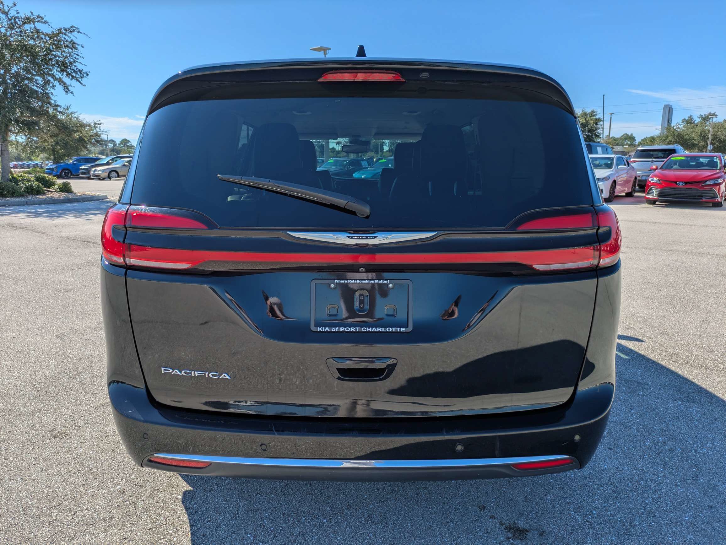 Used 2024 Chrysler Pacifica Touring-L FWD image 5