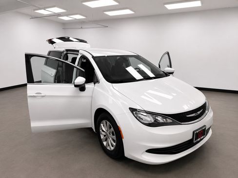 Used 2017 Chrysler Pacifica Touring w/ Tire & Wheel Group FWD image 23