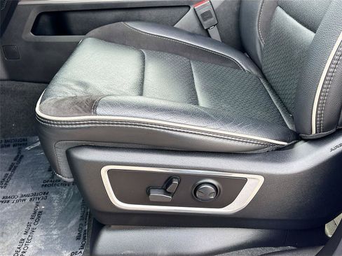 Used 2024 RAM 1500 Laramie AWD/4WD image 19