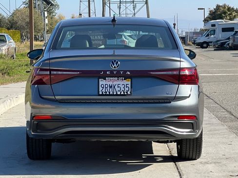 Certified 2025 Volkswagen Jetta SE image 5