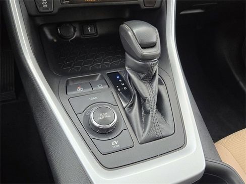 Used 2021 Toyota RAV4 LE image 19