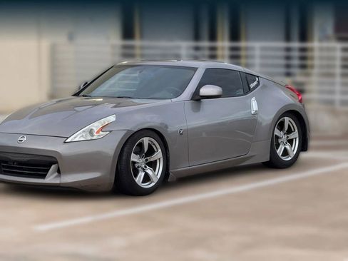 Used 2009 Nissan 370Z Touring RWD image 4