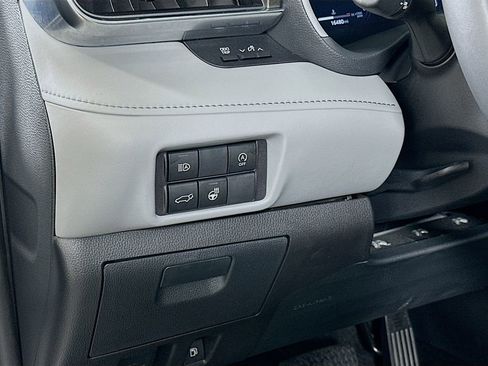 Used 2023 Toyota Highlander Limited FWD image 10