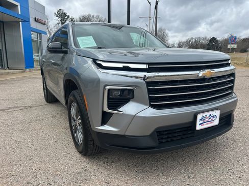 Used 2025 Chevrolet Traverse LT image 32