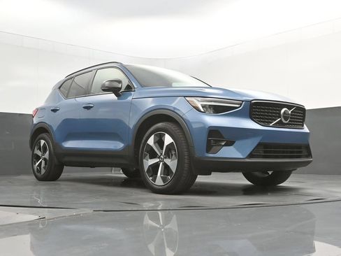 Certified 2023 Volvo XC40 B5 Plus w/ Climate Package AWD/4WD image 36