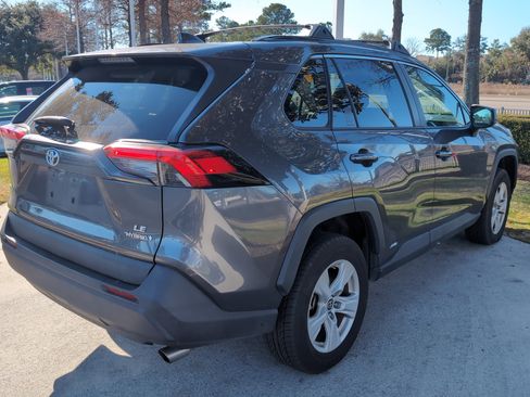Used 2021 Toyota RAV4 LE image 10