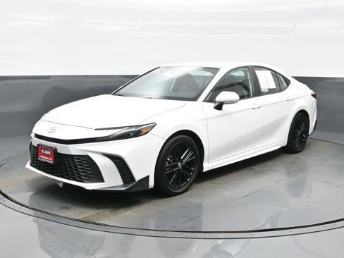 Used 2025 Toyota Camry SE image 2