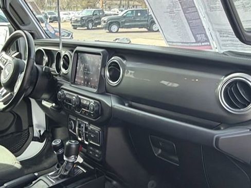 Used 2019 Jeep Wrangler Unlimited Sahara AWD/4WD image 28