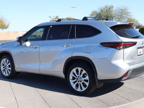 Used 2024 Toyota Highlander Limited image 7