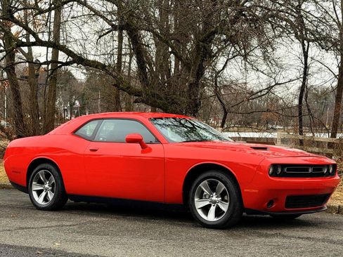Used 2015 Dodge Challenger SXT image 6