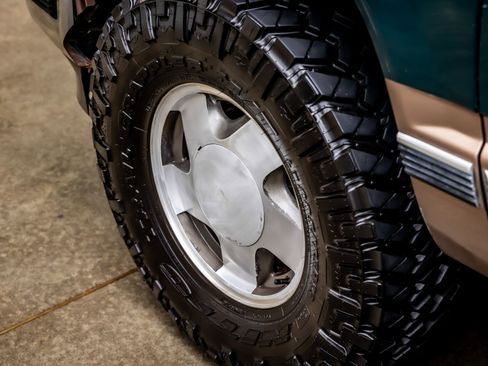 Used 1997 Chevrolet Silverado 1500 4x4 Regular Cab w/ Preferred Equipment Group 2 image 19