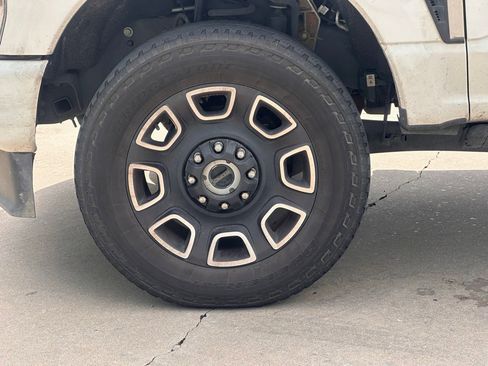 Used 2024 Ford F250 Platinum image 11