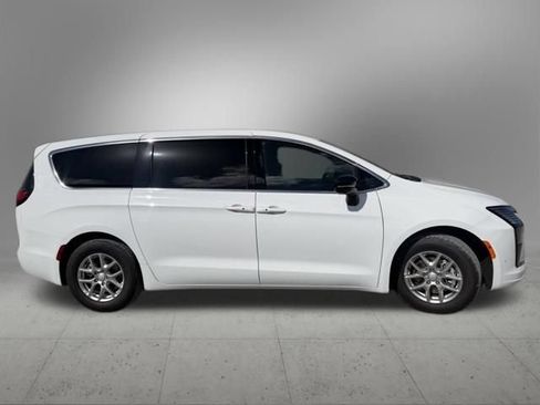 New 2027 Chrysler Pacifica Select FWD image 8
