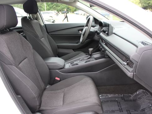 Used 2025 Honda Accord SE image 13