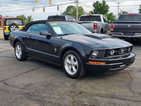 Used 2007 Ford Mustang Convertible RWD image 2