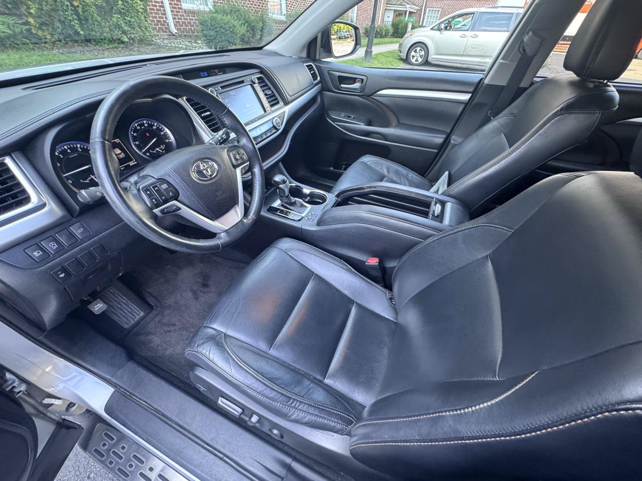 Used 2018 Toyota Highlander XLE AWD/4WD image 29