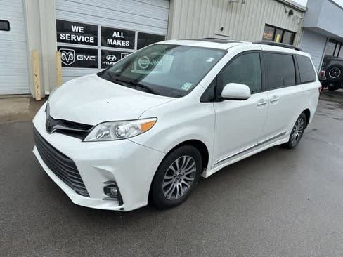 Used 2018 Toyota Sienna XLE image 2