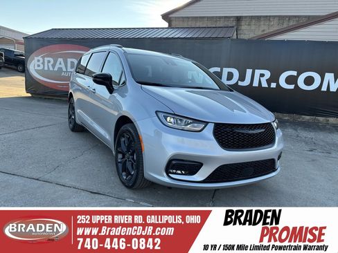 New 2026 Chrysler Pacifica Select image 1