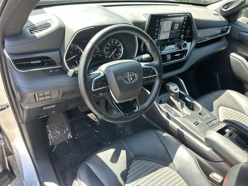 Used 2021 Toyota Highlander XSE image 2