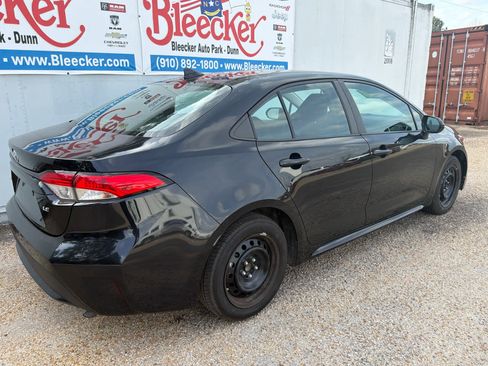 Used 2022 Toyota Corolla LE image 3