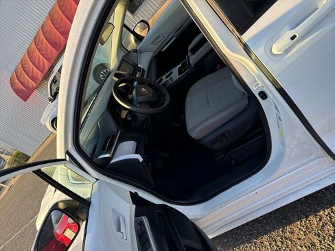 Used 2025 Toyota Sienna LE image 4