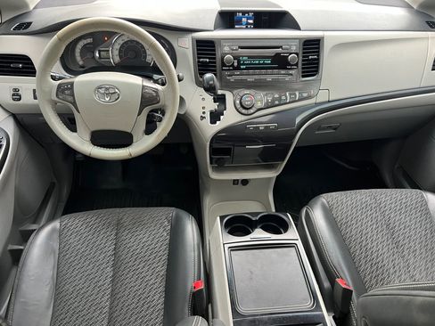 Used 2013 Toyota Sienna SE image 18
