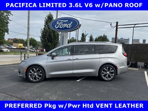 Used 2017 Chrysler Pacifica Limited image 1
