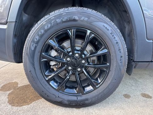 Used 2023 Jeep Cherokee Altitude Lux image 13