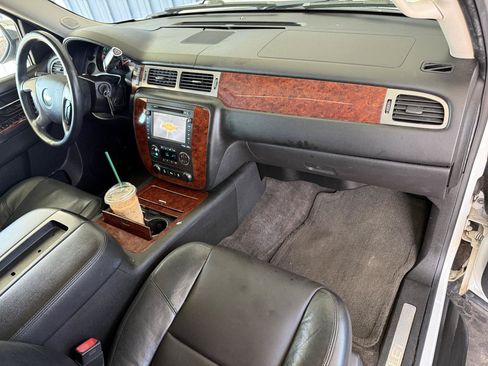 Used 2014 Chevrolet Suburban LTZ RWD image 18